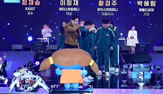 9일 대전 카이스트(KAIST) 류근철 스포츠컴플렉스에서 헤럴드미디어그룹 주최로 열린 ‘이노베이트 코리아 2025’에서 이정재 아티스트컴퍼니 이사와 카이스트 학생들이 오징어게임 로봇 퍼포먼스를 선보이고 있다. 대전=이상섭 기자