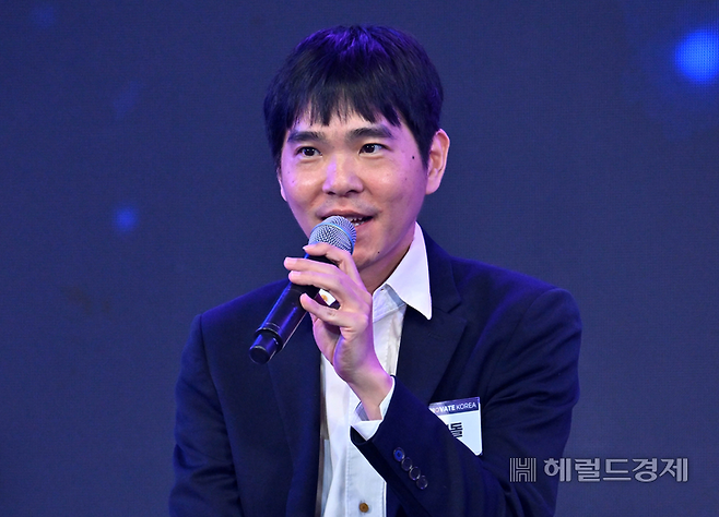 이세돌 전 프로바둑기사가 ‘이노베이트 코리아 2025’의 과학콘서트에 참석해 대담을 나누고 있다. [대전=임세준 기자]