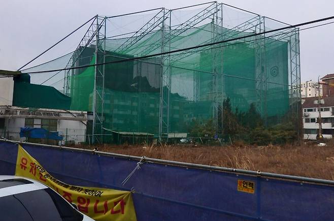 기타주거시설 신축 예정지였던 서울 강남의 한 부지. 공사대금을 요구하는 한 업체의 현수막이 걸려 있다.  [네이버 로드뷰]