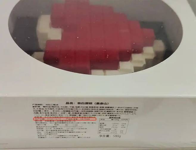 [서울=뉴시스] 케이크 박스에 생산일자가 2024년 12월18일로 표기된 모습. (사진=펑파이) 2025.04.10. *재판매 및 DB 금지