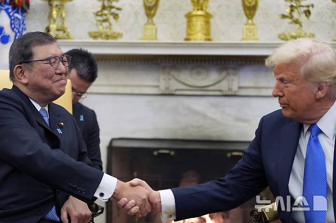 [워싱턴=AP/뉴시스] 도널드 트럼프 미국 대통령이 거듭 미일상호방위조약이 불공평하다는 취지로 주장했다. 일본에게도 통상·안보 '패키지 협상'을 압박한 것으로 해석된다. 사진은 지난 2월 이시바 시게루(왼쪽) 일본 총리와 트럼프 대통령이 7일(현지 시간) 백악관 집무실에서 회담 전 악수하고 있는 모습. 2025.04.11.