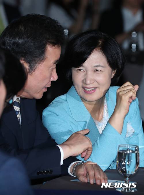 【서울=뉴시스】고승민 기자 = 이낙연 국무총리와 더불어민주당 추미애 대표가 28일 오전 서울 프레스센터에서 한국인터넷신문협회 주최로 열린 2017년 인터넷신문의 날 기념식에서 대화를 하고 있다. 2017.07.28. kkssmm99@newsis.com