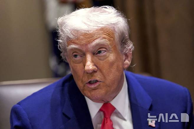 [워싱턴=AP/뉴시스] 도널드 트럼프 미국 대통령이 10일(현지 시간) 백악관 각료회의에서 발언하고 있다. 2025.04.11.