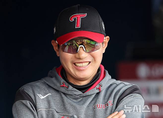 [서울=뉴시스] 김명년 기자 = 23일 오후 서울 송파구 잠실야구장에서 열린 프로야구 2025 KBO리그 롯데 자이언츠 대 LG 트윈스의 경기, LG 염경엽 감독이 8회말 문정빈이 홈런을 치자 환하게 웃고 있다. 2025.03.23. kmn@newsis.com