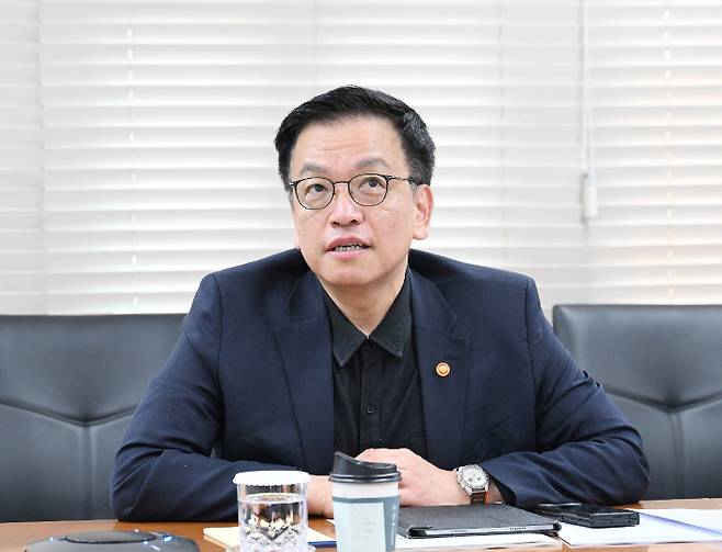 최상목 부총리 겸 기획재정부 장관이 10일 서울 종로구 정부서울청사에서 열린 재정경제금융관 회의를 화상으로 주재하고 있다. 기획재정부 제공