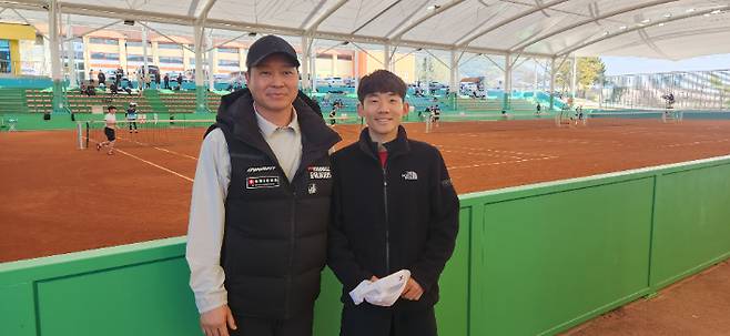 서울시청 김태정 감독(왼쪽)과 김우식. 협회