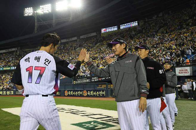 LG 염경엽 감독이 11일 승리 뒤 박해민과 하이파이브를 하고 있다. LG