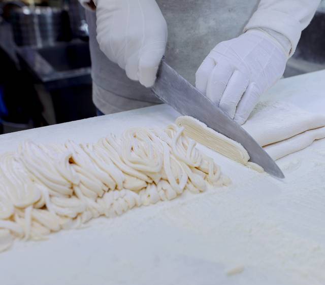 나무젓가락 두께 정도로 일정하게 면을 자르는 모습. 김원철 프리랜서 기자