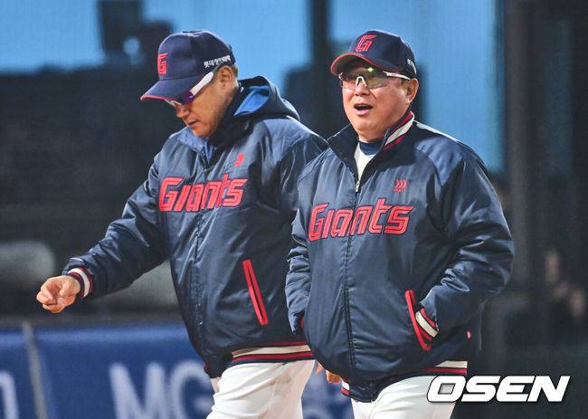 [OSEN=부산, 이석우 기자] 10일 부산 사직야구장에서 2025 신한 SOL 뱅크 KBO 리그 롯데 자이언츠와 KIA 타이거즈의 경기가 열렸다. 홈팀 롯데는 반즈가, 방문팀 KIA는 윤영철이 선발로 출전했다.롯데 자이언츠 김태형 감독이 주심에게 어필하고 웃으며 더그아웃으로 들어오고 있다. 2025.04.10 / foto0307@osen.co.kr