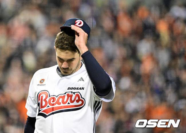 [OSEN=잠실, 지형준 기자] 10일 오후 서울 잠실야구장에서 2025 신한 SOL Bank KBO리그 두산 베어스와 한화 이글스의 경기가 열렸다.이날 두산은 잭로그, 한화는 와이스를 선발로 내세웠다.6회말 2사 2,3루에서 두산 잭로그가 한화 김태연에 2타점 우전 적시타를 허용하며 강판당하고 있다. 2025.04.10 / jpnews@osen.co.kr