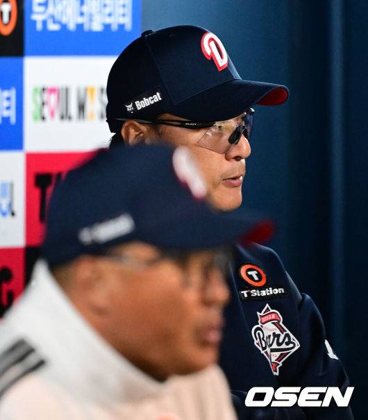 [OSEN=잠실, 지형준 기자] 10일 오후 서울 잠실야구장에서 2025 신한 SOL Bank KBO리그 두산 베어스와 한화 이글스의 경기가 열렸다.이날 두산은 잭로그, 한화는 와이스를 선발로 내세웠다.7회초 1사 1,3루에서 한화 문현빈이 채은성 타석에 두산 최종인의 폭투로 홈을 밟자 두산 이승엽 감독이 아쉬워하고 있다. 2025.04.10 / jpnews@osen.co.kr