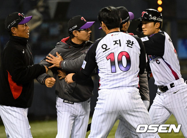[OSEN=잠실, 조은정 기자]11일 오후 서울 송파구 잠실야구장에서 ‘2025 신한 SOL Bank KBO리그’ LG 트윈스와 두산 베어스의 경기가 열렸다.LG가 1-2로 뒤진 5회말 공격. 선두타자 문성주가 좌전 안타로 출루했다. 이어 이주헌이 때린 타구는 3루 선상 강습 타구였다. 3루수 강승호가 다이빙캐치로 잡으려다 공이 글러브에 들어갔다 빠졌다. 3루수 강승호가 재빨리 잡아 2루로 던져서 아웃이 됐다.1루주자 문성주는 직선타 아웃이 되는 줄 알고 멈짓 멈짓 하다가 1루 베이스로 돌아왔다. 타자주자 이주헌도 1루 베이스를 밟았다. 이후 볼데드가 선언되는 듯 했다. 1사 1루가 됐다. LG 오지환, 박해민이 심판에 강하게 어필하는 염경엽 감독을 말리고 있다. 2025.04.11 /cej@osen.co.kr