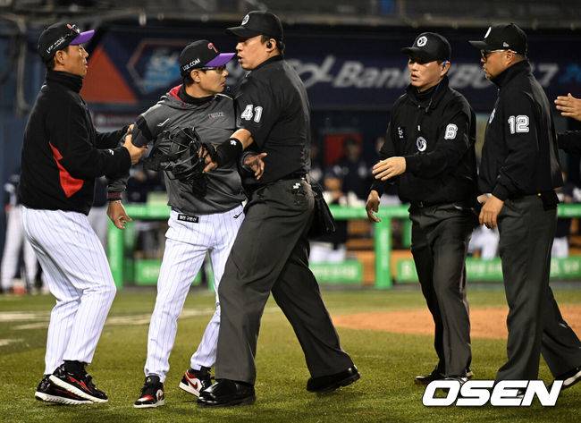 [OSEN=잠실, 조은정 기자]11일 오후 서울 송파구 잠실야구장에서 ‘2025 신한 SOL Bank KBO리그’ LG 트윈스와 두산 베어스의 경기가 열렸다.홈팀 LG는 송승기, 방문팀 두산은 최원준을 선발로 내세웠다.5회말 1사 1루 LG 이주헌 3루수 앞 땅볼 때 염경엽 감독이 판정에 관해 강력하게 어필하던 중 심판에게 욕을 하며 퇴장 당하고 있다. 2025.04.11 /cej@osen.co.kr