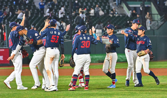[OSEN=부산, 이석우 기자] 11일 부산 사직야구장에서 2025 신한 SOL 뱅크 KBO 리그 롯데 자이언츠와 NC 다이노스의 경기가 열린다. 주말 3연전 동안 NC 다이노스가 창원NC파크 대신 사직야구장을 홈구장으로 사용한다. 홈팀 NC는 김태경, 방문팀 롯데는 박세웅이 선발 출전 했다.롯데 자이언츠 선수들이 NC 다이노스에 7-5로 승리한 후 기뻐하고 있다. 2025.04.11 / foto0307@osen.co.kr
