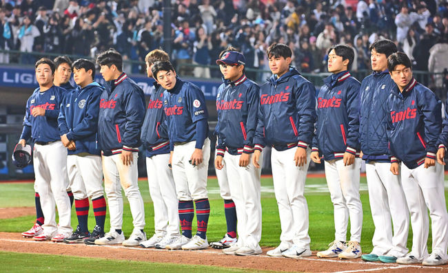 [OSEN=부산, 이석우 기자] 11일 부산 사직야구장에서 2025 신한 SOL 뱅크 KBO 리그 롯데 자이언츠와 NC 다이노스의 경기가 열린다. 주말 3연전 동안 NC 다이노스가 창원NC파크 대신 사직야구장을 홈구장으로 사용한다. 홈팀 NC는 김태경, 방문팀 롯데는 박세웅이 선발 출전 했다.롯데 자이언츠 선수들이 NC 다이노스에 7-5로 승리한 후 팬들에게 인사를 하고 있다. 2025.04.11 / foto0307@osen.co.kr