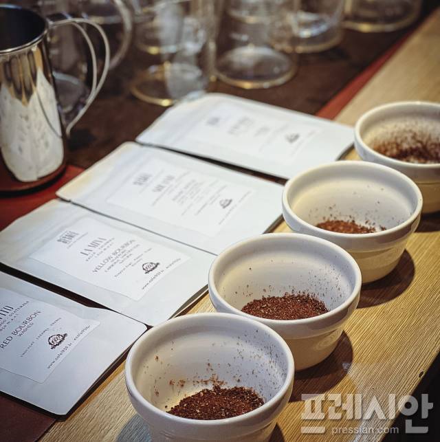 ▲ 커핑에 사용되는 컵은 열 보존이 잘 되는 도자기 재질이나 내열 유리 재질이 좋다. ⓒ프레시안(문상윤)