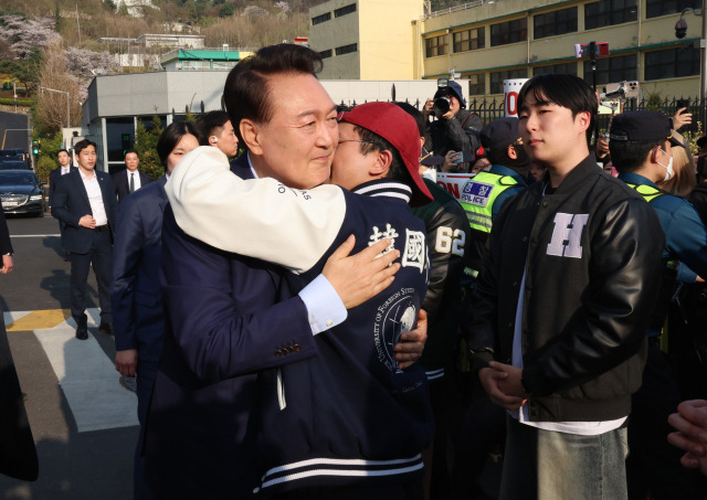 ▲윤석열 전 대통령이 11일 오후 서울 용산구 한남동 대통령 관저를 떠나기 앞서 정문 앞에서 지지자들과 인사를 나누고 있다. ⓒ연합뉴스