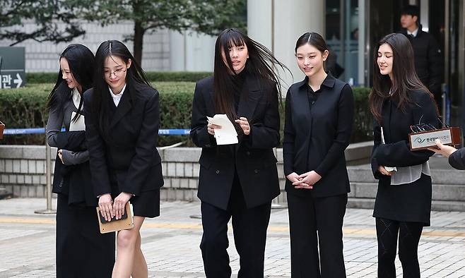 지난 2025년 3월 7일 걸그룹 뉴진스(NJZ)가 서울 서초구 서울중앙지방법원에서 열린 '기획사 지위보전 및 광고계약 체결 등 금지' 가처분 신청의 심문기일을 마친 뒤 법원 청사를 나서며 취재진 질문에 답하고 있다. 연합뉴스