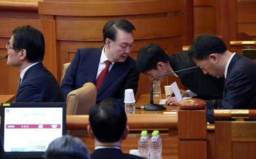 윤석열 전 대통령이 11일 서울 종로구 헌법재판소에서 열린 탄핵심판 7차 변론기일에서 변호인과 대화하고 있다. 연합뉴스