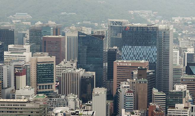 서울 남산에서 바라본 기업 빌딩들의 모습. 연합뉴스