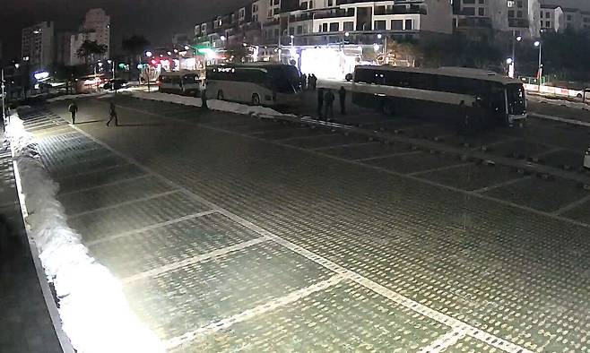 지난해 12월4일 국립농업박물관 주차장 CCTV에 찍힌 버스에서 내려 대기하고 있는 계엄군들의 모습. 국민의힘 장동혁 의원실 제공