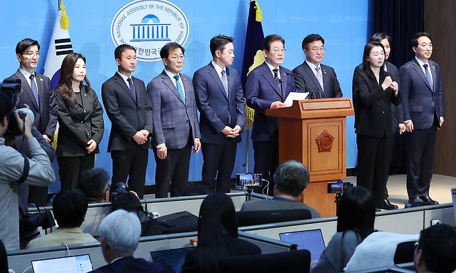 더불어민주당 대선 경선에 출마한 이재명 예비후보가 11일 서울 여의도 국회 소통관에서 열린 '비전 선포식 및 캠프 일정 발표'에서 캠프 인선을 소개하고 있다. 연합뉴스