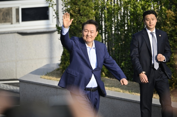 손 흔들며 관저 나서는 윤 전 대통령 - 윤석열 전 대통령이 11일 서울 용산구 한남동 관저에서 나와 서초동 사저로 향하기 전 지지자들을 향해 손을 흔들고 있다. 2025.4.11  연합뉴스