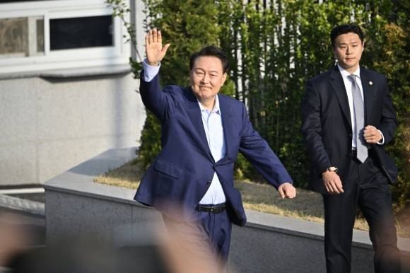 손 흔들며 관저 나서는 윤 전 대통령 - 윤석열 전 대통령이 11일 서울 용산구 한남동 관저에서 나와 서초동 사저로 향하기 전 지지자들을 향해 손을 흔들고 있다. 2025.4.11  연합뉴스