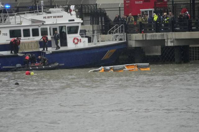 10일 미국 뉴욕 허드슨강의 헬리콥터 추락 사고 현장에서 구조 작업이 진행되고 있다. 로이터연합뉴스