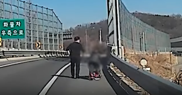 가민수 안산단원경찰서 원곡다문화파출소 경위가 고속도로 갓길을 걷는 80대 노인을 안전한 곳으로 이동시키는 모습. 사진 제공=경기남부경찰청