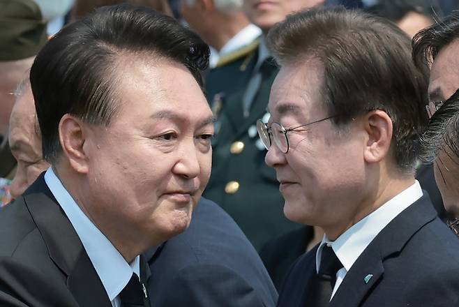 윤석열 전 대통령이 2024년 6월6일 서울 동작구 국립서울현충원에서 열린 제69회 현충일 추념식이 끝난 뒤 떠나며 여야 정치인들과 인사하고 있다. 윤 전 대통령 오른쪽은 이재명 전 더불어민주당 대표 ⓒ연합뉴스