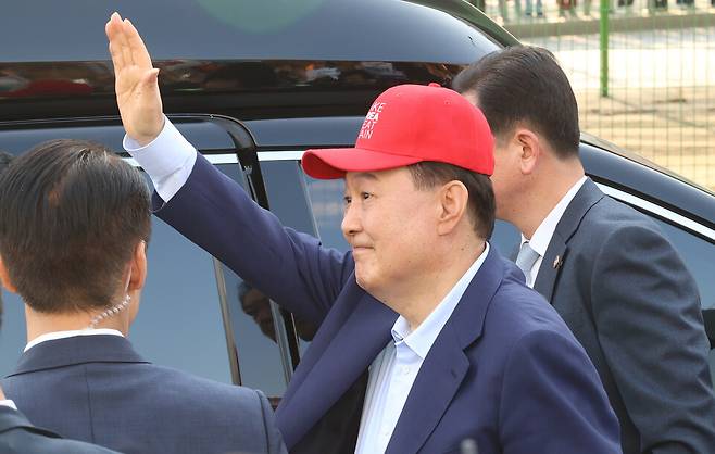 윤석열 전 대통령이 4월11일 서울 용산구 한남동 관저에서 나와 서초동 사저로 향하기 전 지지자들과 인사하고 있다. ⓒ 연합뉴스