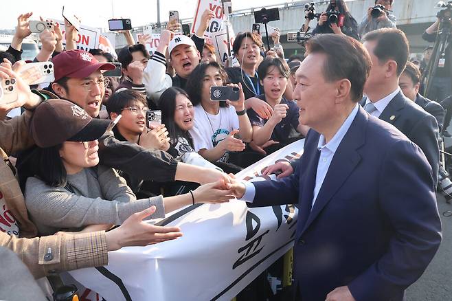 윤석열 전 대통령이 4월11일 오후 서울 용산구 한남동 대통령 관저를 떠나기 앞서 정문 앞에서 지지자들과 인사를 나누고 있다. ⓒ 연합뉴스