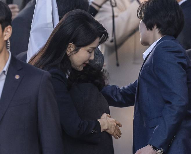 윤석열 전 대통령의 부인 김건희 여사가 4월11일 윤 전 대통령과 한남동 관저를 떠나 사저가 있는 서초구 아크로비스타에 도착해 지지자와 포옹하고 있다. ⓒ 연합뉴스