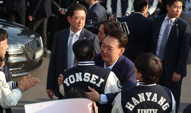 윤석열 전 대통령이 4월11일 서울 용산구 한남동 관저에서 나와 서초동 사저로 향하기 전 지지자들과 인사하고 있다. ⓒ 연합뉴스