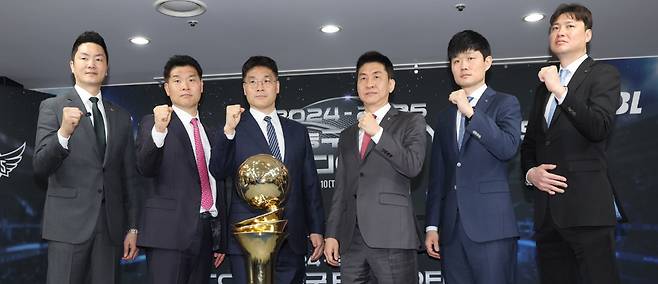 서울 SK 전희철 감독, 창원 LG 조상현 감독, 울산 현대모비스 조동현 감독, 안양 정관장 김상식 감독, 대구 한국가스공사 강혁 감독, 수원 KT 송영진 감독(왼쪽부터)이 10일 서울 강남구 KBL 센터에서 열린 2024-2025 KCC 프로농구 플레이오프 미디어데이에서 선전을 다짐하고 있다. 연합뉴스