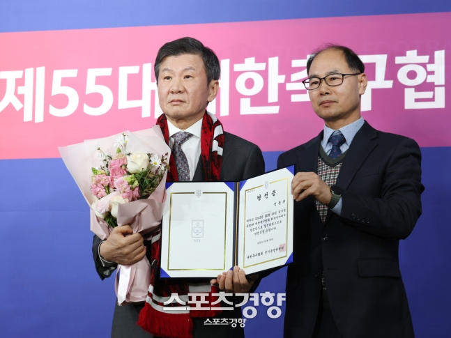 대한축구협회장 4연임에 성공한 정몽규 회장이 2월 26일 축구회관에서 열린 제55대 대한축구협회 회장 선거에서 당선이 확정된 뒤 당선증을 받고 기념 촬영하고 있다. 권도현 기자