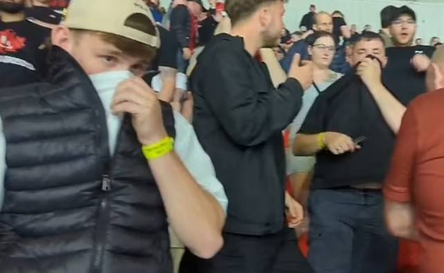 ▲ 경찰이 뿌린 최루탄 가스에 고통스러워하는 맨유 팬들 ⓒ데일리 메일