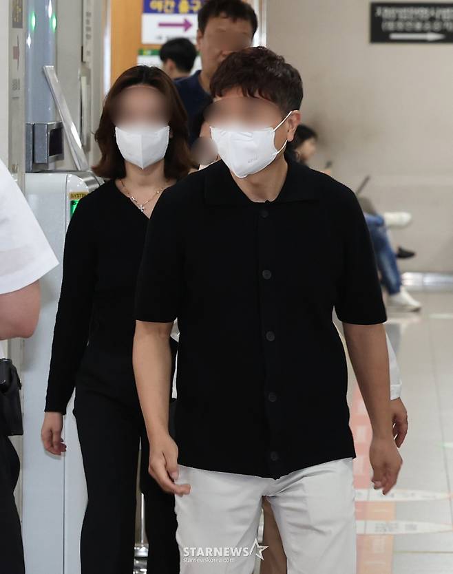 (서울=뉴스1) 김성진 기자 = 개그맨 박수홍의 출연료 등 20억 원을 빼돌린 혐의를 받는 친형 박 모씨와 형수 이 모씨가 17일 서울 서초구 서울고등법원에서 열린 특정경제범죄가중처벌등에관한법률위반(횡령)등 항소심 1차 공판에 출석하고 있다. 2024.5.17/뉴스1  Copyright (C) 뉴스1. All rights reserved. 무단 전재 및 재배포,  AI학습 이용 금지. /사진=(서울=뉴스1) 김성진 기자