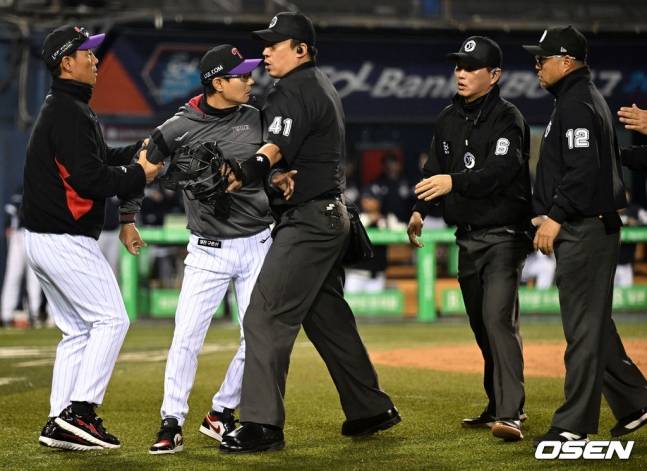 LG 염경엽 감독(왼쪽에서 두 번째)이 11일 잠실 두산전에서 심판진에 항의하다 퇴장당했다.