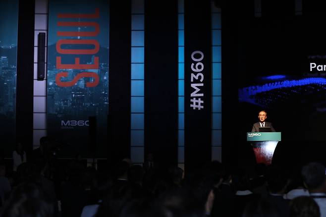 2023년 세계이동통신사업자연합회(GSMA) '모바일 360 아시아태평양' 콘퍼런스에서 기조연설 중인 김영섭 KT 대표. [사진 | 뉴시스]