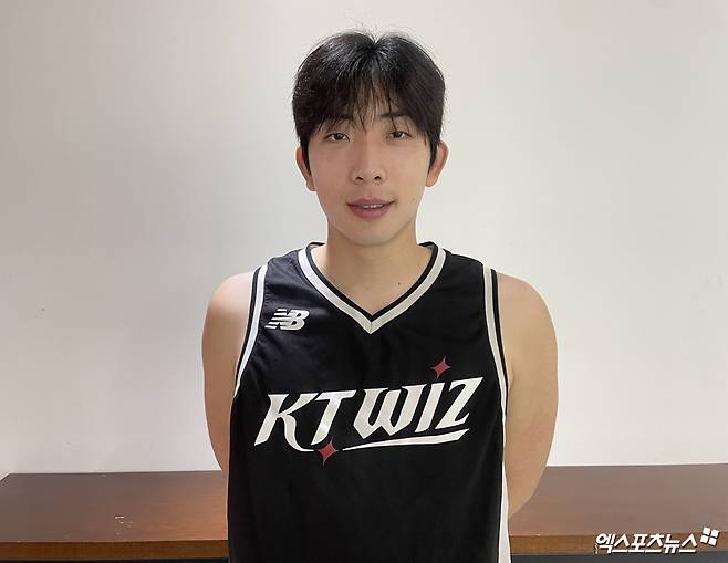 KT 위즈 오원석이 11일 수원 KT위즈파크에서 인터뷰를 마친 뒤 기념촬영하고 있다. 엑스포츠뉴스 수원, 최원영 기자