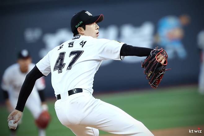 KT 위즈 오원석이 지난 10일 NC 다이노스전에 선발 등판해 투구하고 있다. KT 위즈