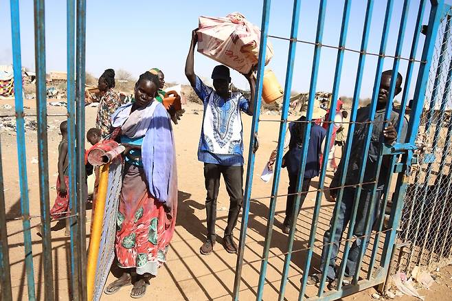 국경 넘어 남수단 난민촌 도착한 수단 난민들 (렌크[남수단]=연합뉴스) 성도현 기자 = 지난 3월 27일(현지시간) 수단과 인접한 남수단 국경 마을 렌크의 난민촌에 도착한 수단 난민들이 짐을 갖고 '트랜싯센터(TC) 2' 입구로 향하고 있다. 2025.4.11 raphael@yna.co.kr