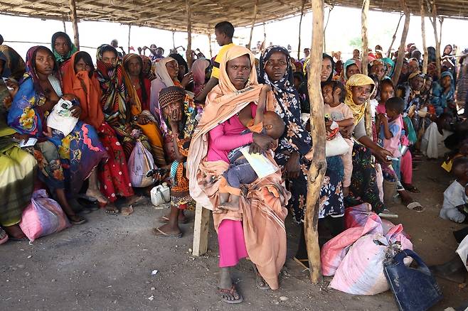 유엔 세계식량계획(WFP)서 식량 지원 받기 위해 대기하는 수단 난민들 (렌크[남수단]=연합뉴스) 성도현 기자 = 수단 난민과 남수단 귀환민들이 지난달 26일(현지시간) 남수단 국경 지역 난민촌 TC2에서 WFP의 식량 지원용 현금 배분을 위해 대기하고 있다. 2025.4.11 raphael@yna.co.kr
