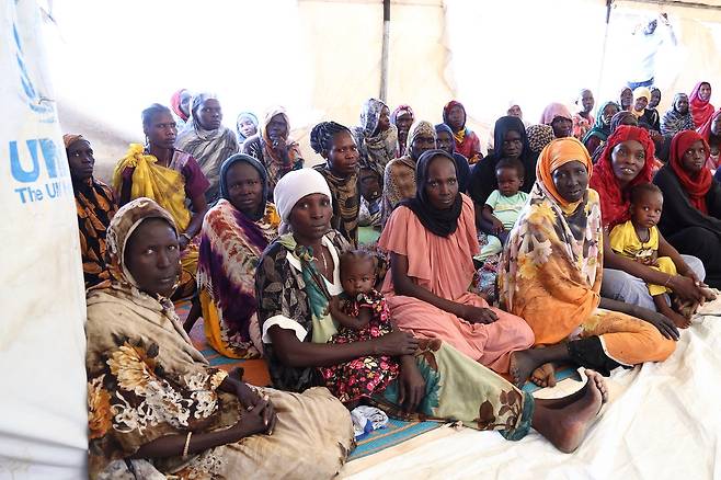 '젠더기반폭력(GBV) 대응법' 토론하는 수단 난민들 (렌크[남수단]=연합뉴스) 성도현 기자 = 수단 난민과 남수단 귀환민들이 지난달 27일(현지시간) 남수단 국경 지역 난민촌 TC2에서 유엔인구기금(UNFPA)의 '젠더기반폭력(GBV) 대응법' 프로그램에 참여하고 있다. 2025.4.11 raphael@yna.co.kr