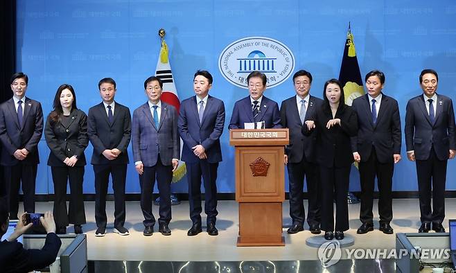 캠프 인선 소개하는 이재명 전 대표 (서울=연합뉴스) 김주형 기자 = 더불어민주당 이재명 전 대표가 11일 서울 여의도 국회 소통관에서 집권 청사진 등을 소개하는 '비전 선포식 및 캠프 일정 발표'에서 캠프 인선을 소개하고 있다. 2025.4.11 kjhpress@yna.co.kr