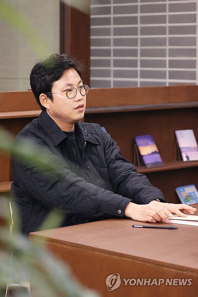 '마중도 배웅도 없이' 박준 시인 (서울=연합뉴스) 진연수 기자 = 시집 '마중도 배웅도 없이'를 출간한 박준 시인이 11일 오후 서울 마포구 창비서교빌딩에서 연합뉴스와 인터뷰를 하고 있다. 2025.4.11 jin90@yna.co.kr