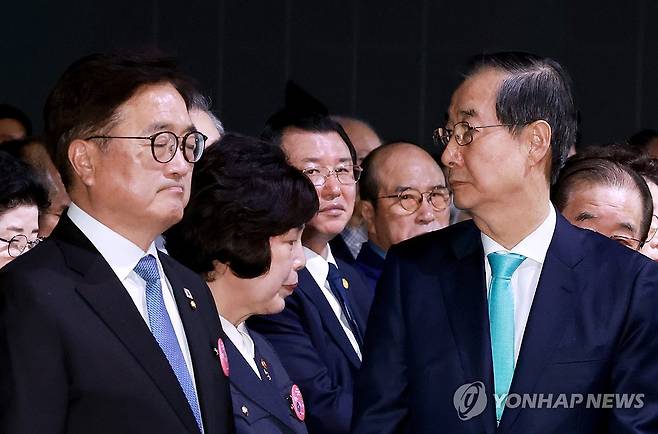 국회의장과 대통령 권한대행 (서울=연합뉴스) 홍해인 기자 = 한덕수 대통령 권한대행 국무총리가 11일 서울 서대문구 국립대한민국임시정부기념관에서 열린 대한민국임시정부 수립 106주년 기념식 뒤 떠나며 우원식 국회의장 쪽으로 돌아서고 있다. 2025.4.11 hihong@yna.co.kr
