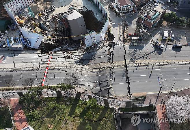 처참한 사고 현장 (광명=연합뉴스) 홍기원 기자 = 11일 경기도 광명시 일직동 신안산선 공사 현장에서 붕괴 사고가 발생했다. 경기 광명경찰서 등에 따르면 이날 오후 3시 17분께 광명 양지사거리 부근 신안산선 제5-2공구 현장에서 붕괴 사고가 발생했다. 사진은 사고 현장 모습. 2025.4.11 xanadu@yna.co.kr